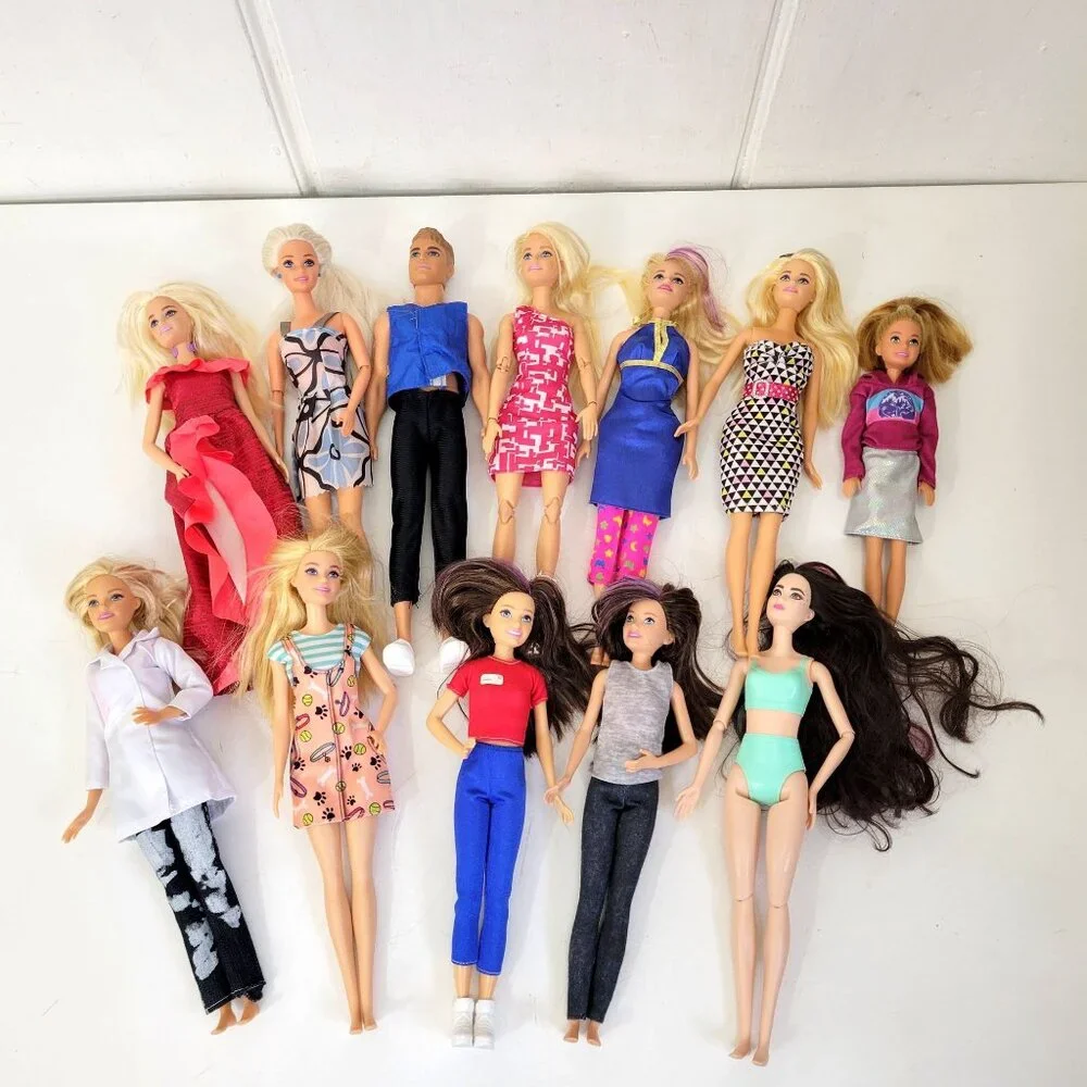 Lot Of 12 Mixed Barbie & Ken Dolls With Various Outfits & Accessories - Picture 7 of 7
